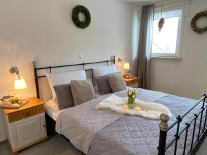 Un dormitorio con una cama con un arreglo floral. en Pension Haus am Wald, en Braunlage