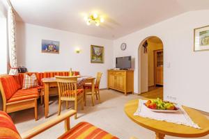 een woonkamer met een tafel en een eetkamer bij Gästehaus Else in Reit im Winkl