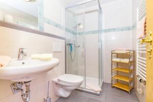een badkamer met een wastafel, een toilet en een douche bij Gästehaus Else in Reit im Winkl +28 foto's