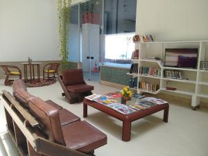 - un salon avec un canapé et une table basse dans l'établissement Farol Barra Flat 202, à Salvador
