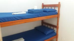 2 literas en una habitación con sábanas azules en Apartamento JM Vista Mar 11, en Río de Janeiro
