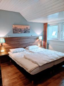 Giường trong phòng chung tại Ferienwohnungen Am Grooten Steen 16