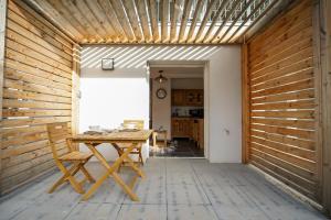 jadalnia ze stołem i drewnianą ścianą w obiekcie Le Petit Chalet - Cosy studio in Lathuile for 2 people w mieście Lathuile