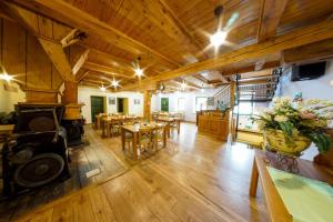 Posezení v ubytování Młyn Wielisław Agroturystyka i Restauracja