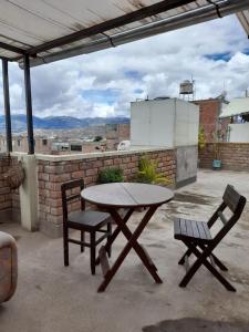 a picnic table and two chairs on a patio at Hostal Don Cristobal in Ayacucho
