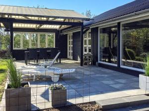 - un pavillon avec une table et des chaises sur la terrasse dans l'établissement Holiday home Struer III, à Struer