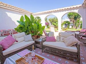 eine Terrasse mit zwei Korbsofas und einem Tisch in der Unterkunft Villa in La Cala de Mijas by the Beach in La Cala de Mijas