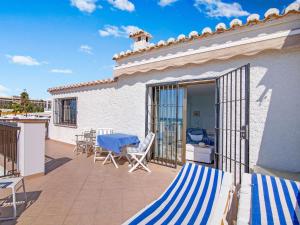 eine Terrasse mit Tisch und Stühlen auf einem Balkon in der Unterkunft Villa in La Cala de Mijas by the Beach in La Cala de Mijas + 32 Fotos