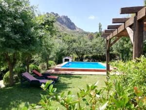 The swimming pool at or close to Casa Rural La Maquinilla