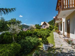 a garden with flowers and plants in a house at Enklawa u Zosi in Szczawnica