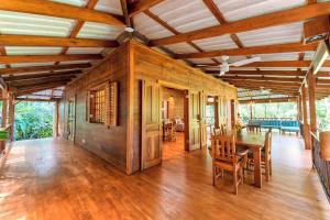 een grote eetkamer met een tafel en stoelen bij Casa Viva Lodge in Puerto Viejo