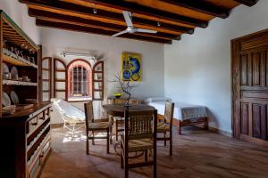 - une salle à manger avec une table et des chaises dans l'établissement Suites La Hacienda, à Puerto Escondido