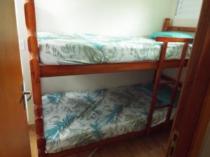 ウバトゥバにあるRecanto do Estaleiroの二段ベッド2組が備わる客室です。