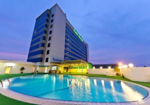 un hotel con una grande piscina di fronte a un edificio di Park Avenue Hotel Sungai Petani a Sungai Petani