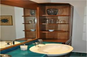 ein Badezimmer mit Waschbecken und Spiegel in der Unterkunft Colosseum Street in Rom