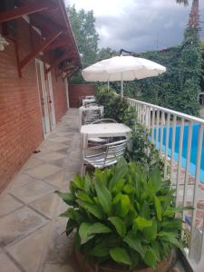 Bazén v ubytování Hotel Car Mar nebo v jeho okolí