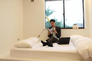 Rúm í herbergi á plat hostel keikyu haneda home