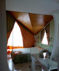 1 dormitorio con 1 cama con techo de madera en Racu en Comrat