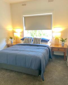 a bedroom with a bed and a desk at Kanasta Caravan Park in Rye