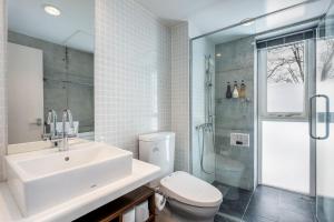 Un baño con lavabo, inodoro y ducha. en Kitanishi 2 by H2 Life, en Kutchan 14 fotos más
