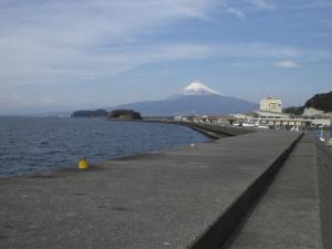 a pier with a mountain in the background next to the water at Numazu Ikyuuan 沼津一休庵 in Numazu