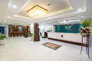vestíbulo de un hotel con recepción en Apus Hotel, en Nha Trang