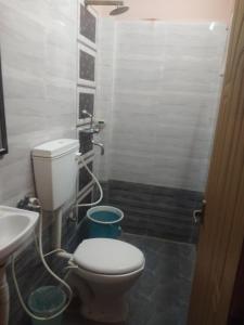 Koupelna v ubytování DS Residency Varanasi-Prime Location-Parking