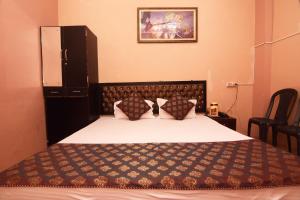 Postel nebo postele na pokoji v ubytování DS Residency Varanasi-Prime Location-Parking