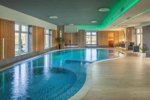 una gran piscina en una habitación de hotel en Sziget Hotel, en Nyíregyháza