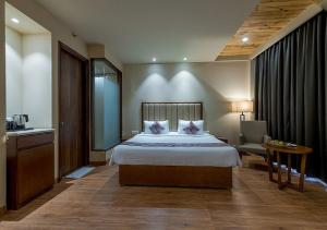 Postel nebo postele na pokoji v ubytování Hotel Cachar Club