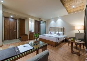Postel nebo postele na pokoji v ubytování Hotel Cachar Club