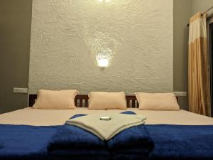 Postel nebo postele na pokoji v ubytování Riverbench Homestay Munnar, Anaviratty
