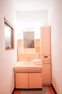Koupelna v ubytování 自家源泉かけ流しの温泉宿 櫻井邸