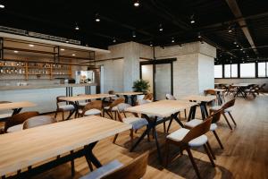 金宁乡闲事别馆的有桌椅和酒吧的餐厅