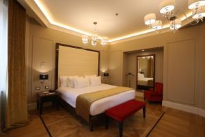 Ένα ή περισσότερα κρεβάτια σε δωμάτιο στο Grand Hotel Yerevan - Small Luxury Hotels of the World