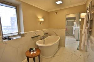 
Ванная комната в Grand Hotel Yerevan - Small Luxury Hotels of the World
