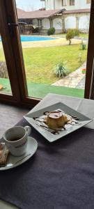 un plato de comida y una taza de café sobre una mesa en Olymp Hotel, en Bansko