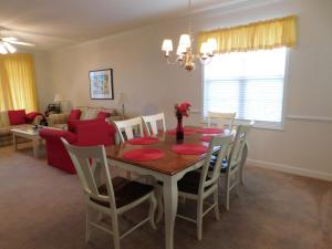 - une salle à manger et un salon avec une table et des chaises dans l'établissement Havens #1215 Condo, à Myrtle Beach
