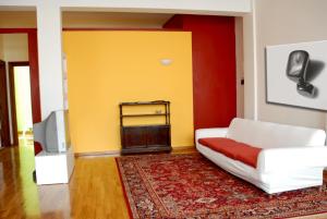 a living room with a white couch and a tv at A Caso in Avellino