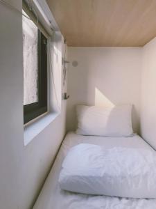 Cama o camas de una habitación en PlainStay Hostel
