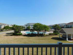 een uitzicht vanaf het balkon van een resort bij Havens #423 condo in Myrtle Beach