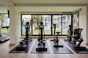 七岩的住宿－Elmas Cha Am Design Hotel，健身房设有数台跑步机和健身自行车