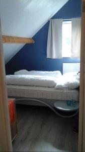 מיטה או מיטות בחדר ב-Vakantiewoning in Kortgene met zonnige tuin