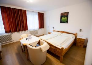 A bed or beds in a room at Hotel-Garni Martinek