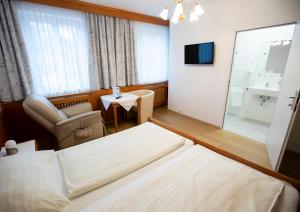 A bed or beds in a room at Hotel-Garni Martinek