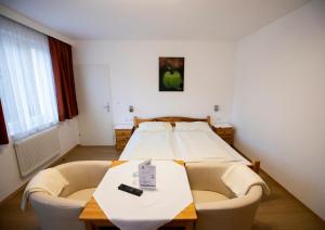 A bed or beds in a room at Hotel-Garni Martinek