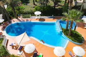 Bazén v ubytování Smeraldo Suites & Spa nebo v jeho okolí
