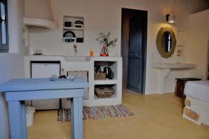 A kitchen or kitchenette at Pambelos Lodge