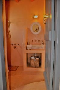 A bathroom at Pambelos Lodge
