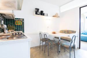 - une cuisine avec une table et des chaises dans la chambre dans l'établissement Berolina Wohnung 416, à Dahme